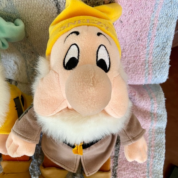 Two of the seven dwarves - Bashful and Sneezy - Picture 3 of 4